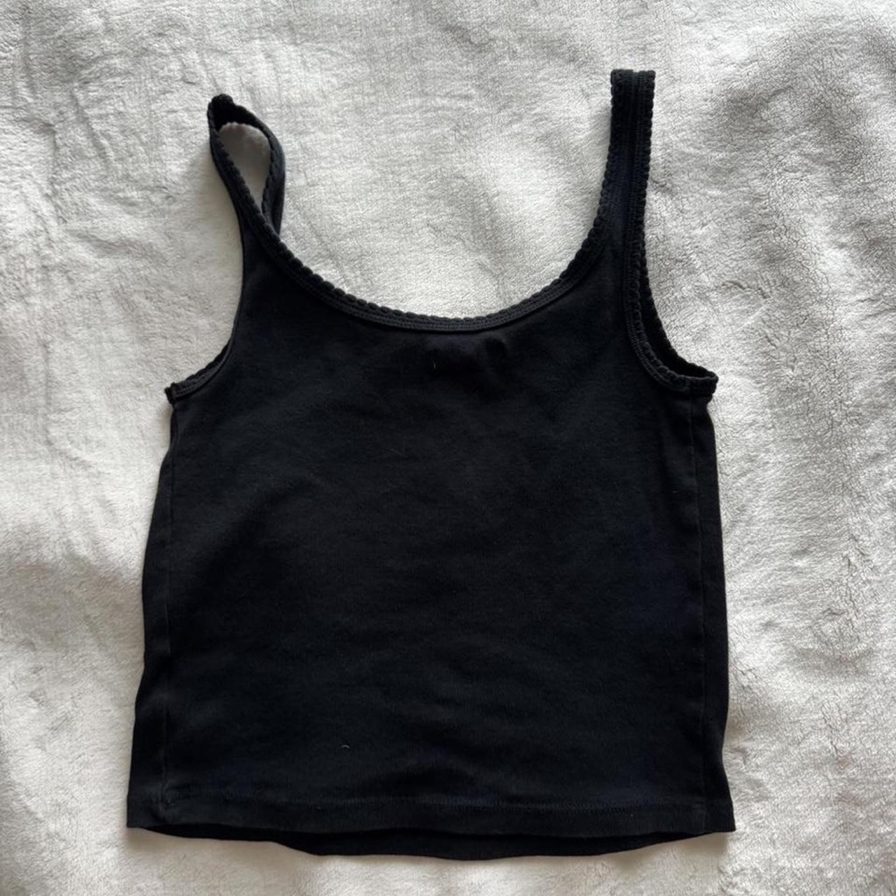 Classic Black Scoop-Neck Tank Top — Everyday Essential